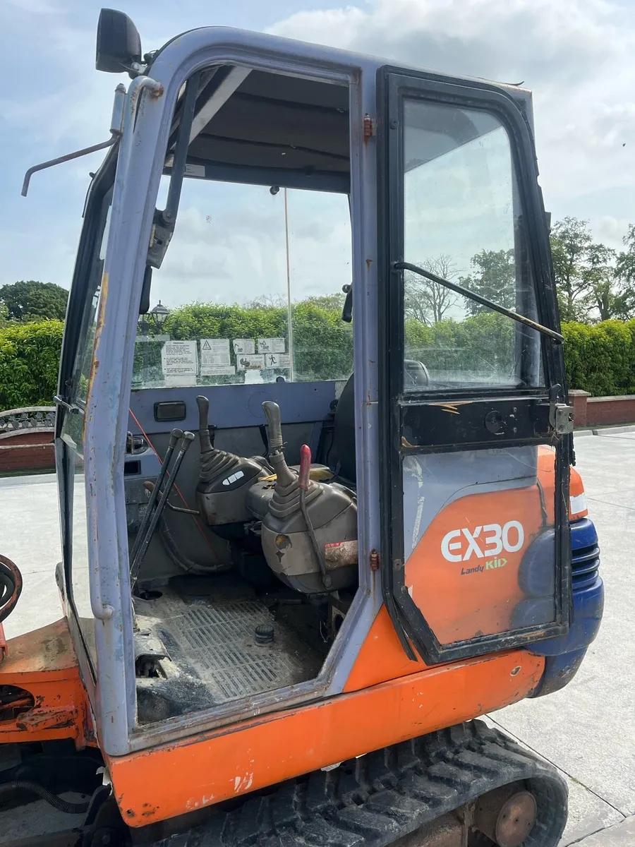 3 Ton Hitachi Mini Digger - Image 4