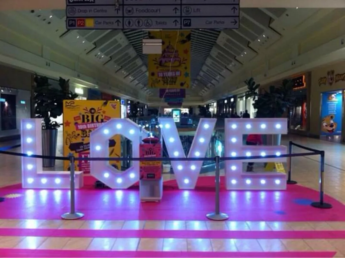LOVE SIGN WEDDING - Image 4