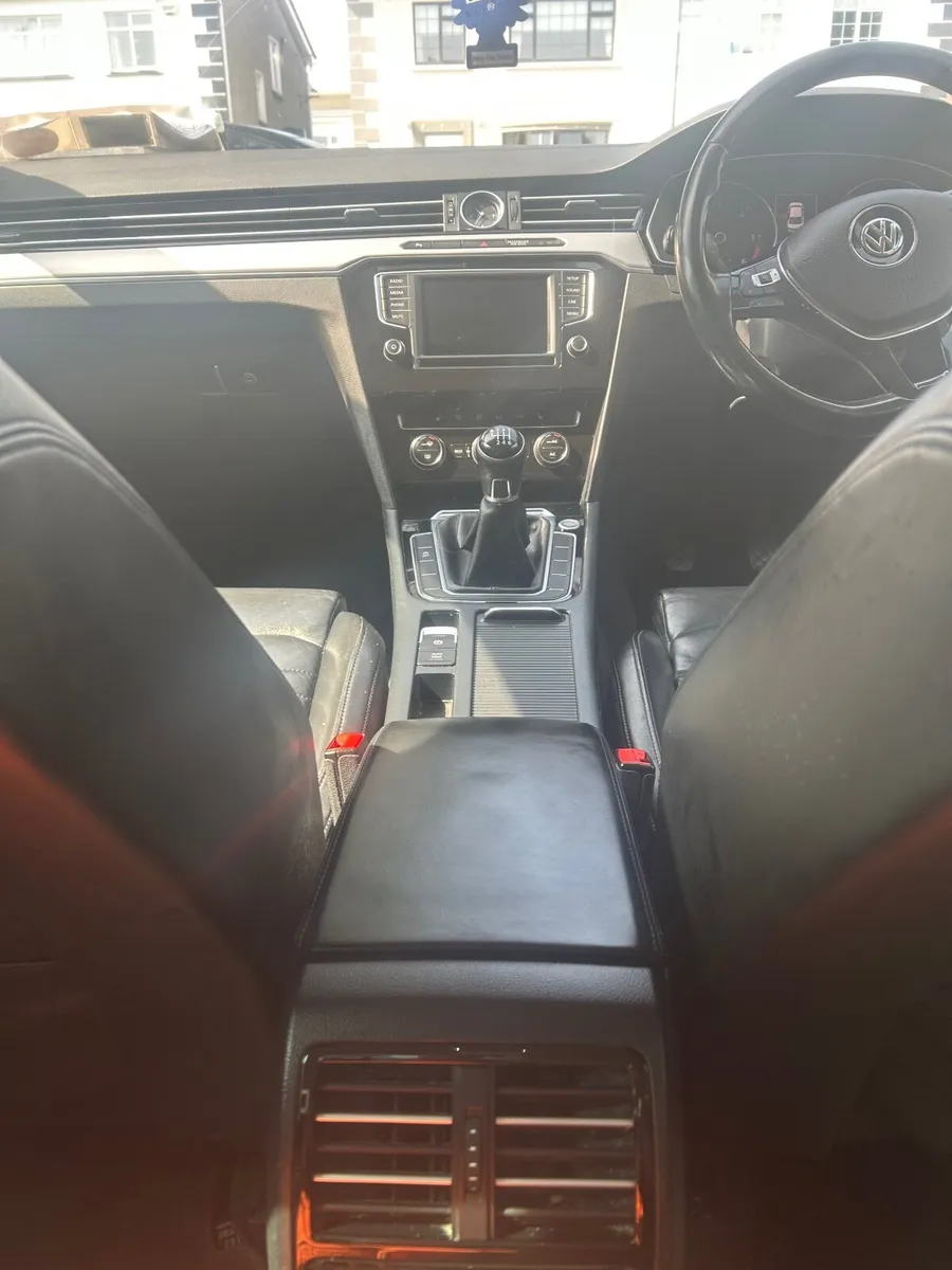 Volkswagen Passat 2015 - Image 2