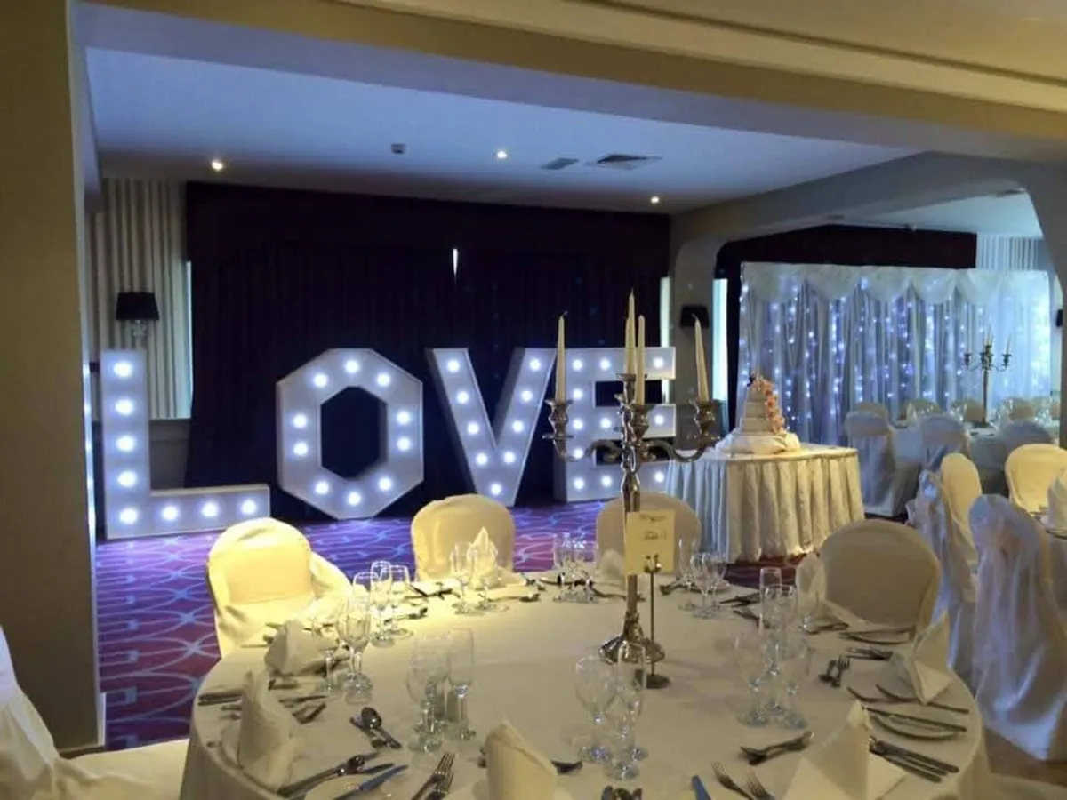 LOVE SIGN WEDDING - Image 1