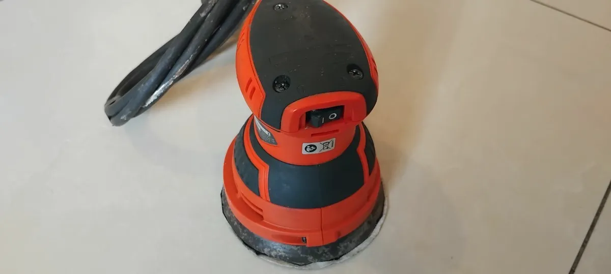 Makita M9204 Random Orbit Sander 240v - Image 2