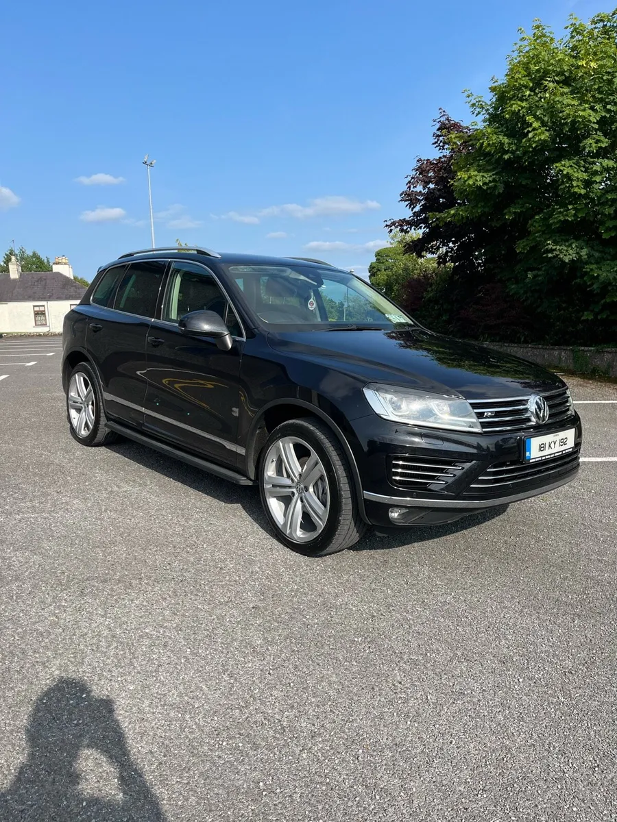 2018 Volkswagen Touraeg - Image 2