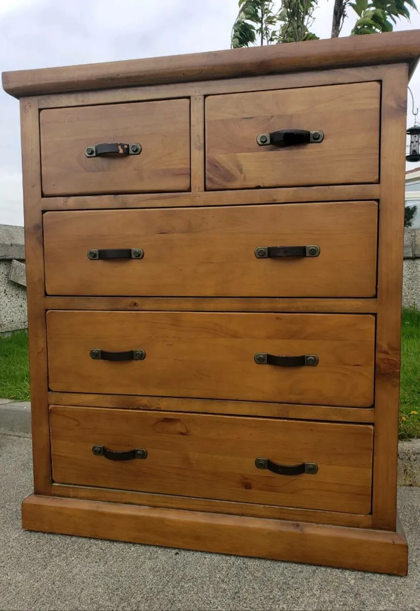 Solid oak chest of drawers - Image 1