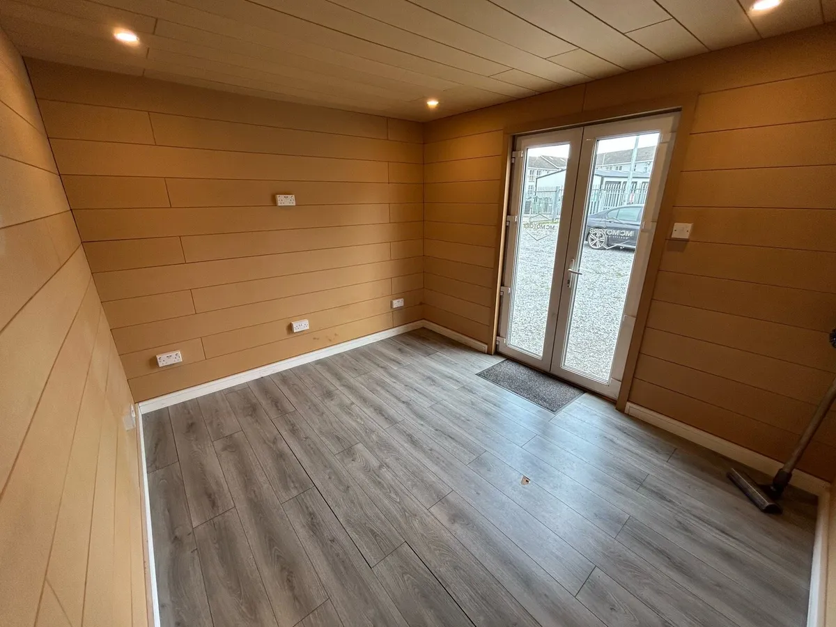 HOME OFFICE // BEAUTICIANS ROOM // NAIL ROOM - Image 1