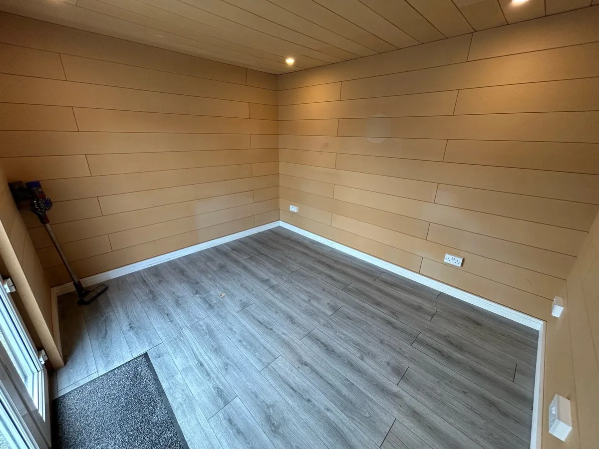 HOME OFFICE // BEAUTICIANS ROOM // NAIL ROOM - Image 3
