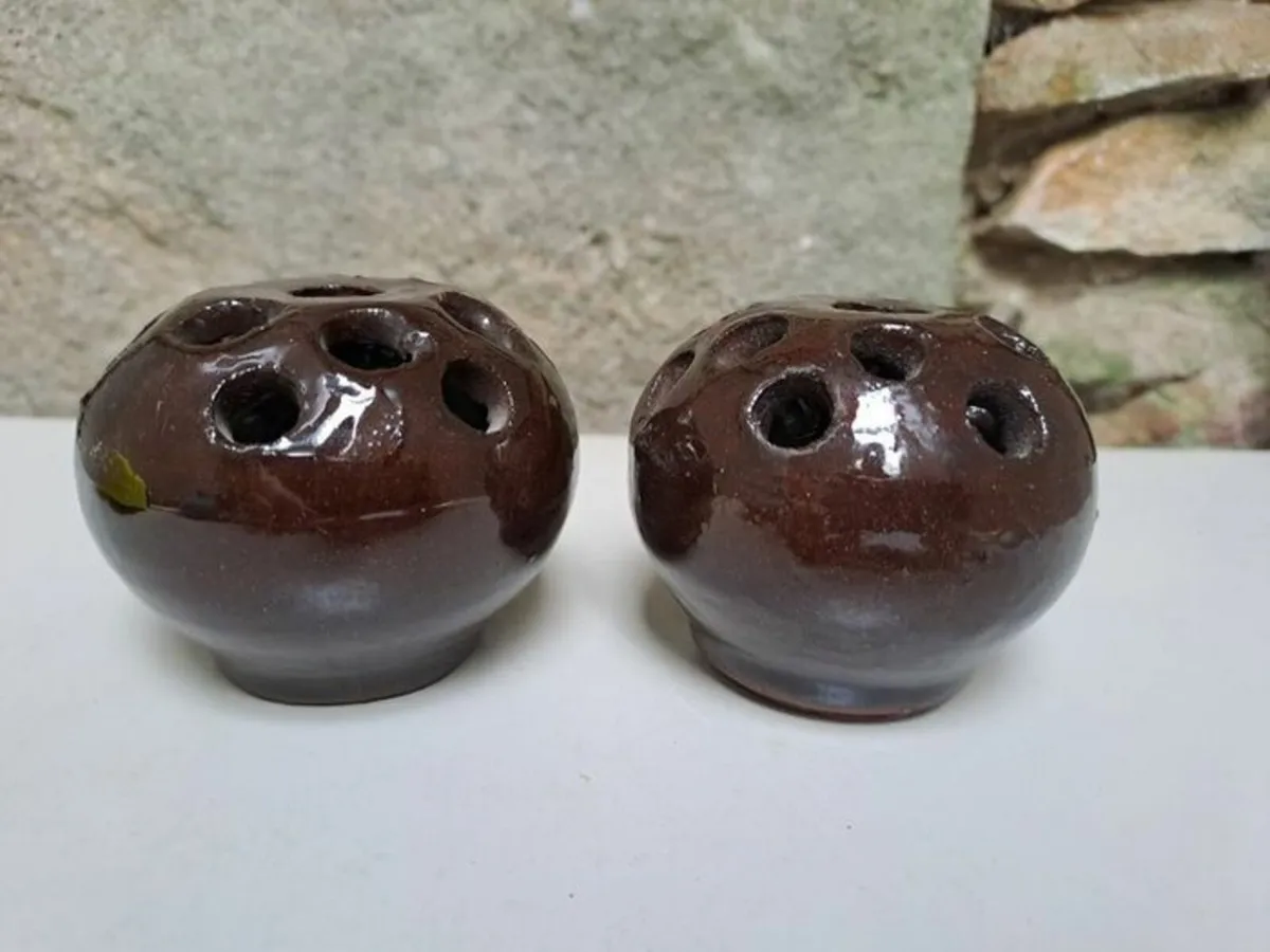 Free vintage round brown clay ornaments - Image 1