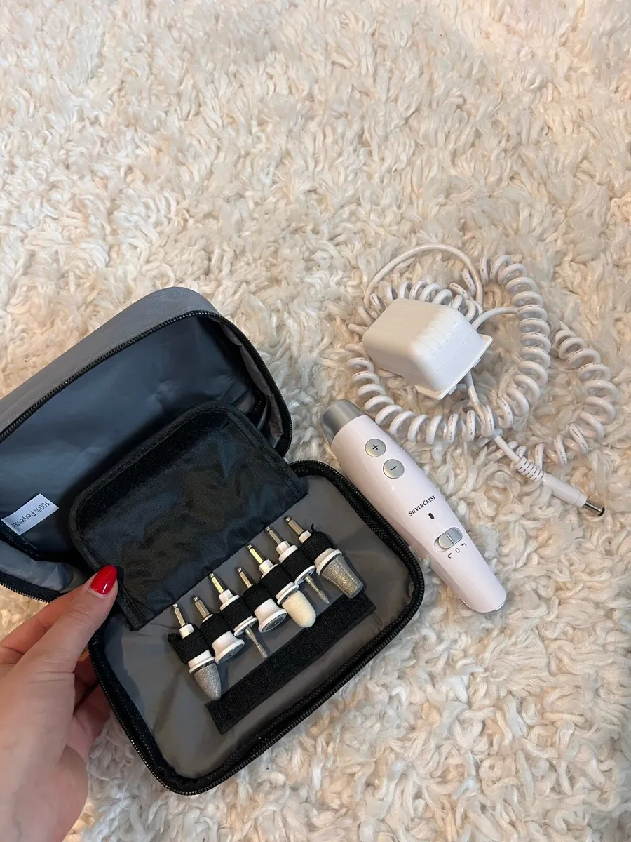Nail polish removal - Image 1