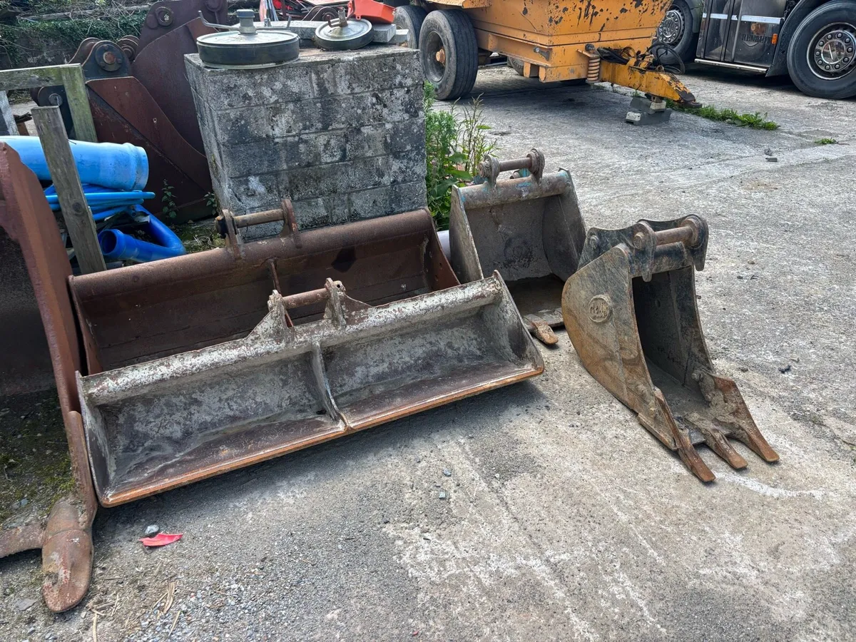 Buckets and hammers - Image 1