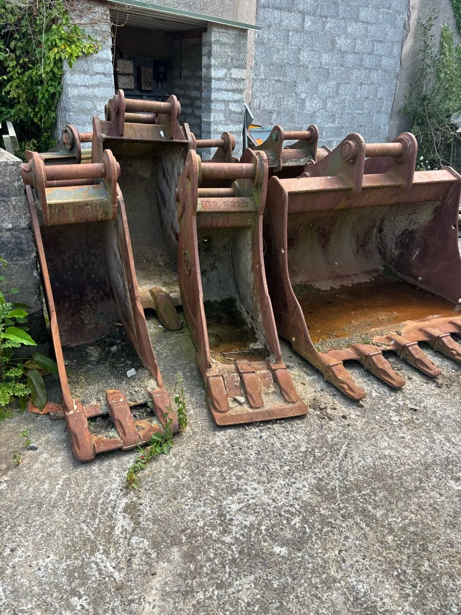 Buckets and hammers - Image 2