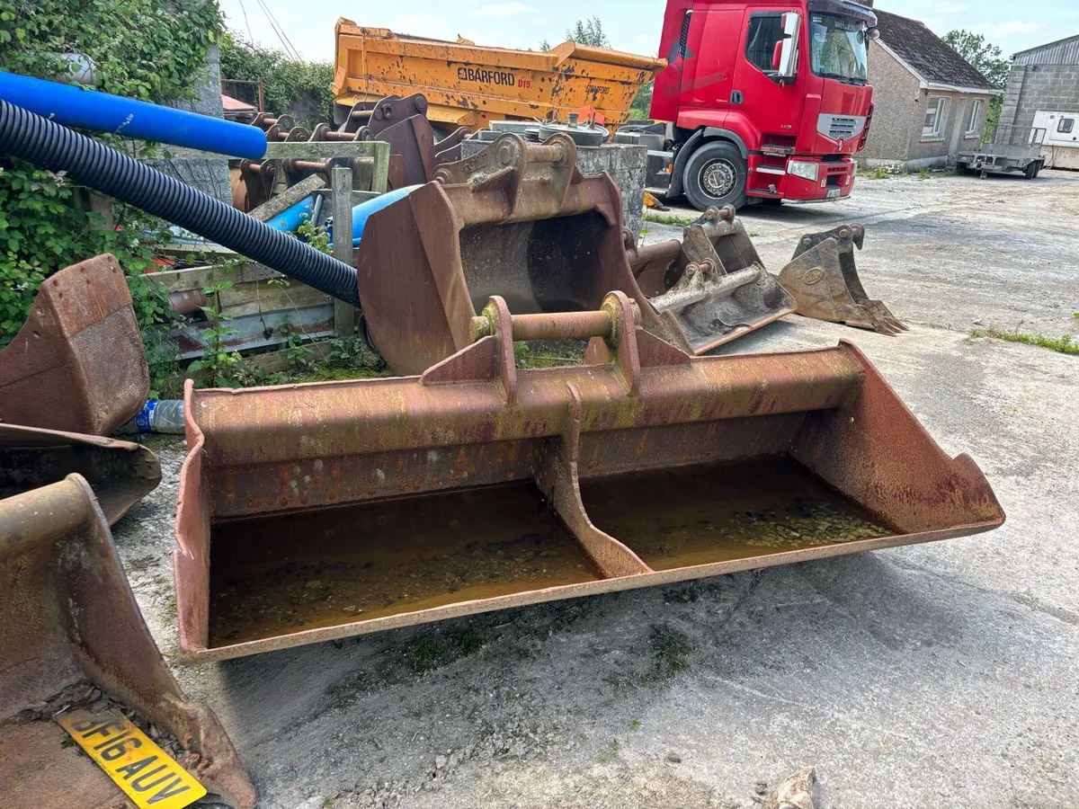 Buckets and hammers - Image 3