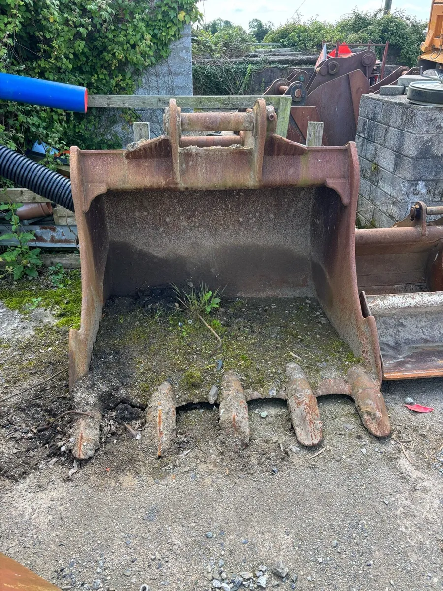 Buckets and hammers - Image 4