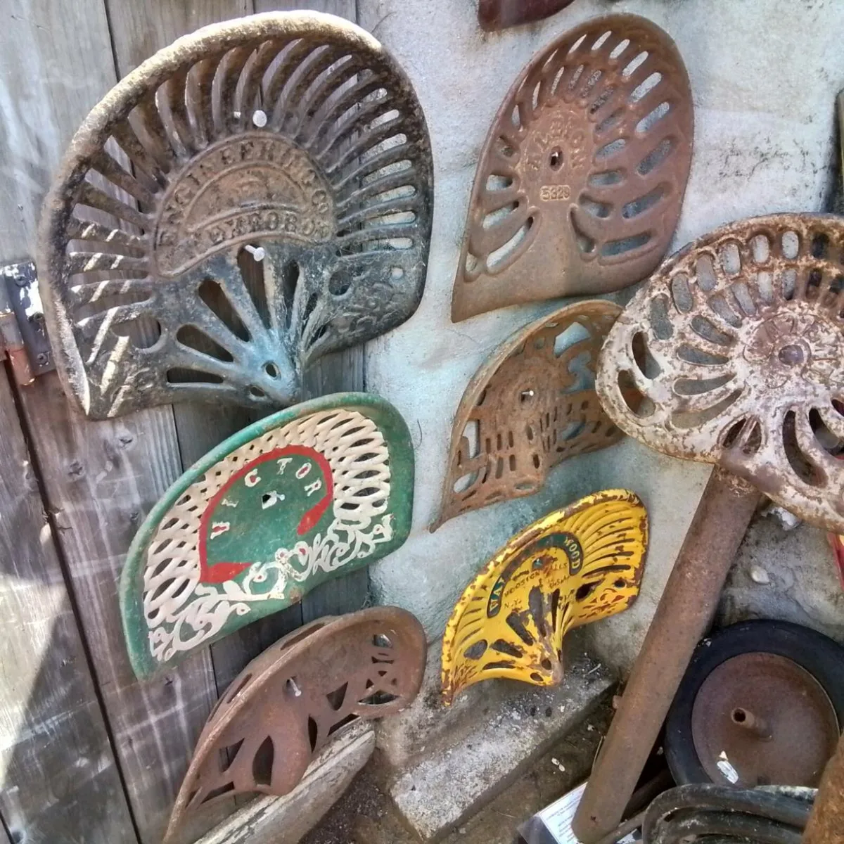 ANTIQUE AND COLLECTABLES - Image 1