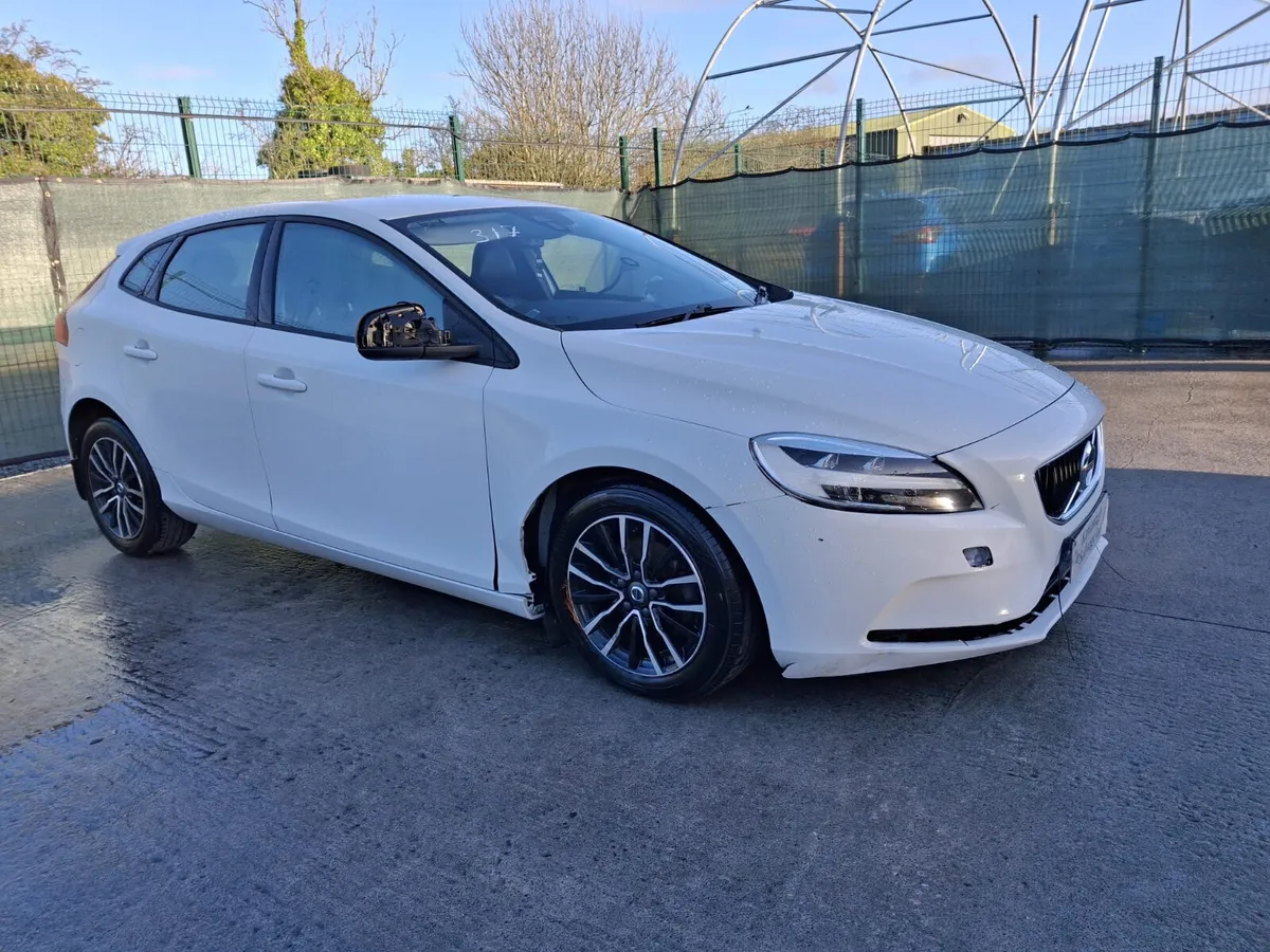 162 Volvo V40 2.0L Diesel Light Damage - Image 2