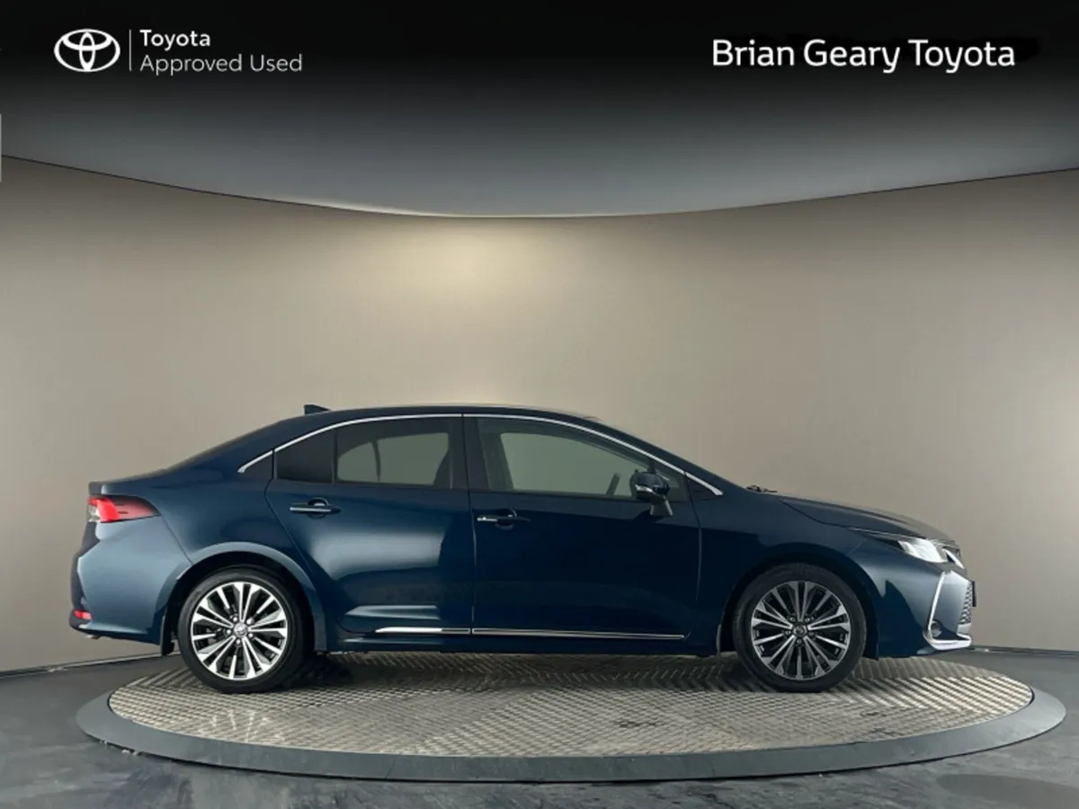Toyota Corolla HYBRID LUNA SPORT SALOON - Image 3