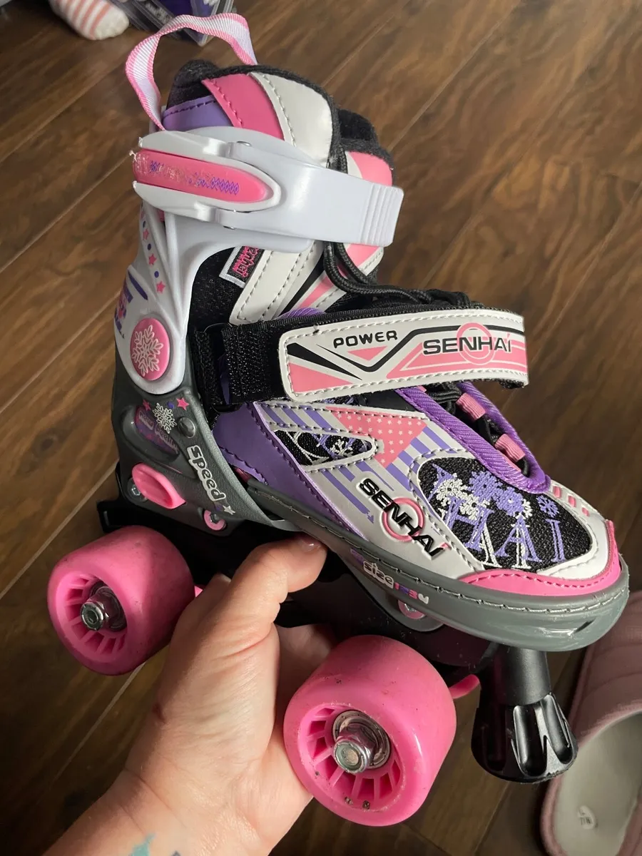 Roller skates + safety pads - Image 1