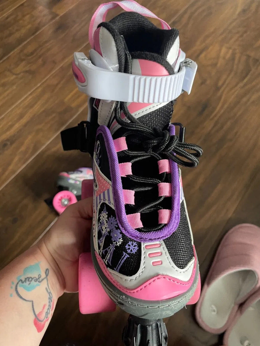 Roller skates + safety pads - Image 2