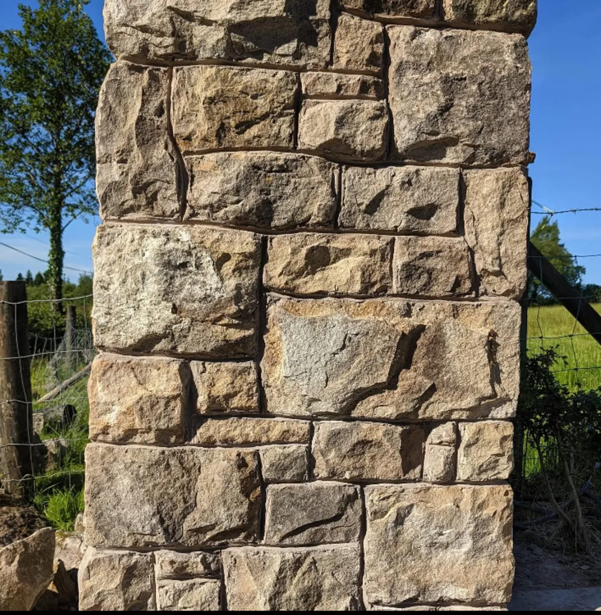 Stone pillars - Image 2