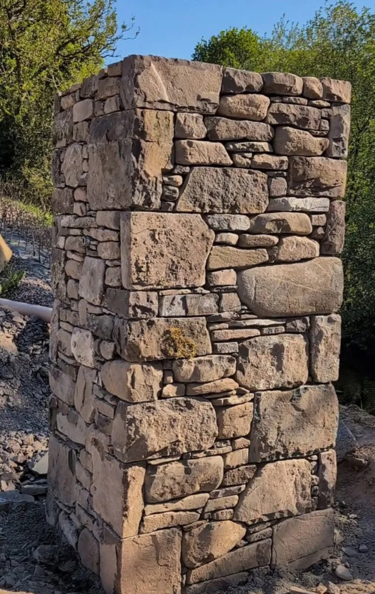 Stone pillars - Image 3