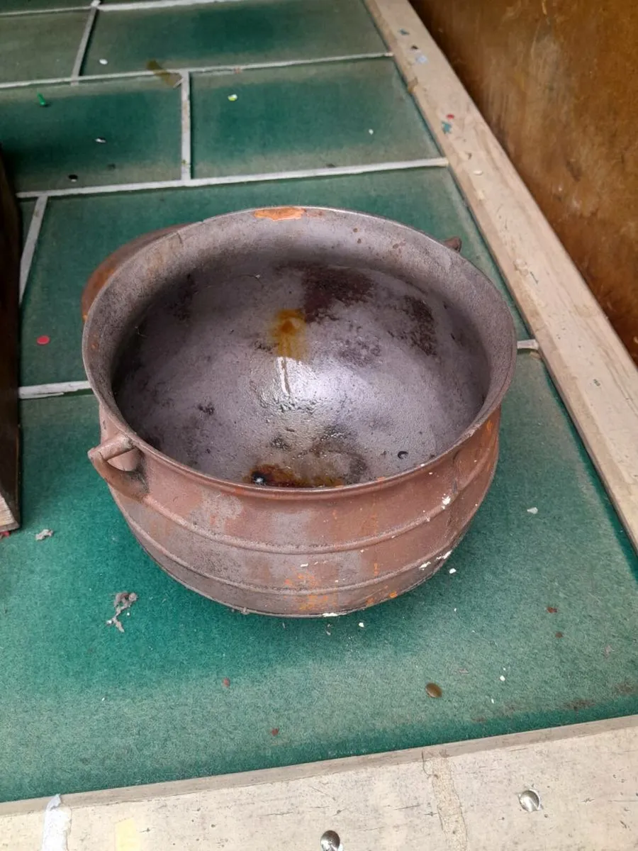 Old 2 gallon skillet pot - Image 1