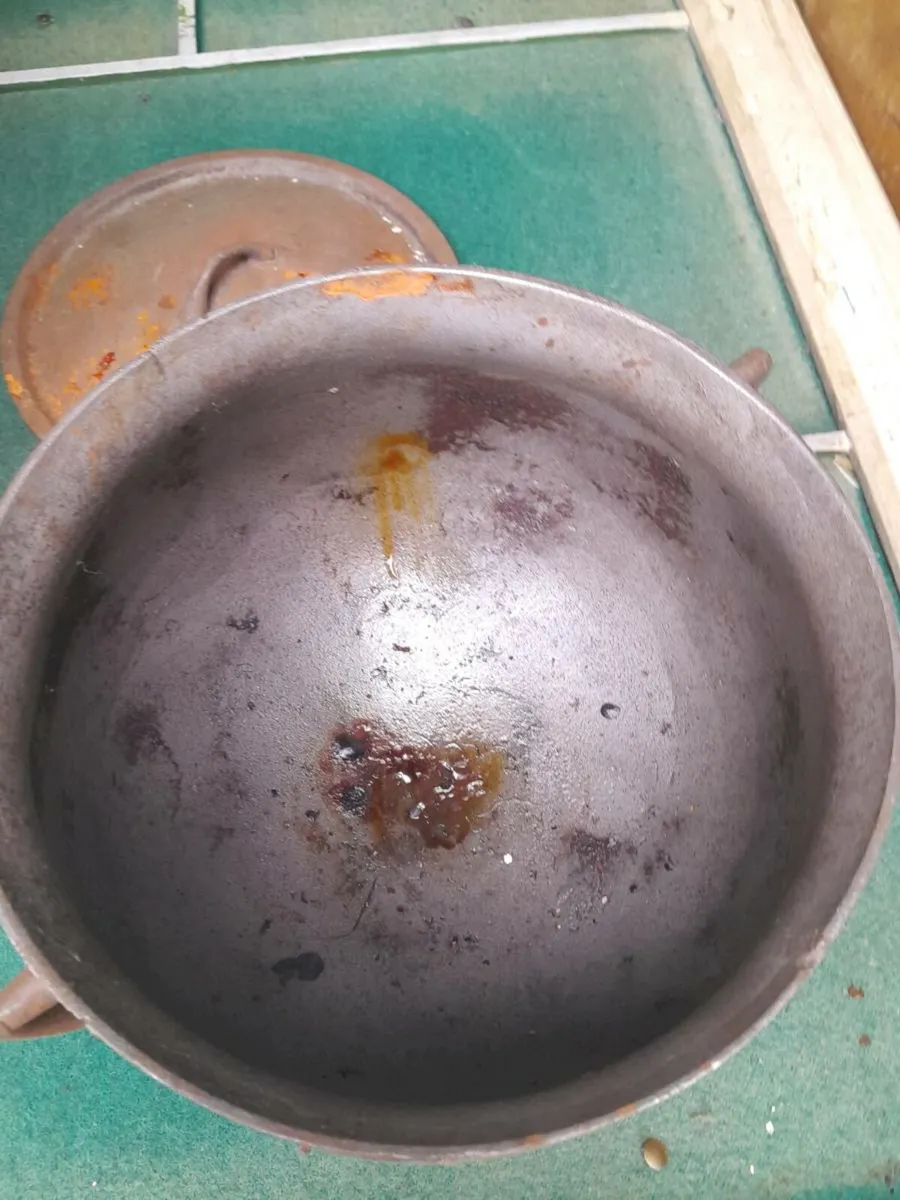 Old 2 gallon skillet pot - Image 3