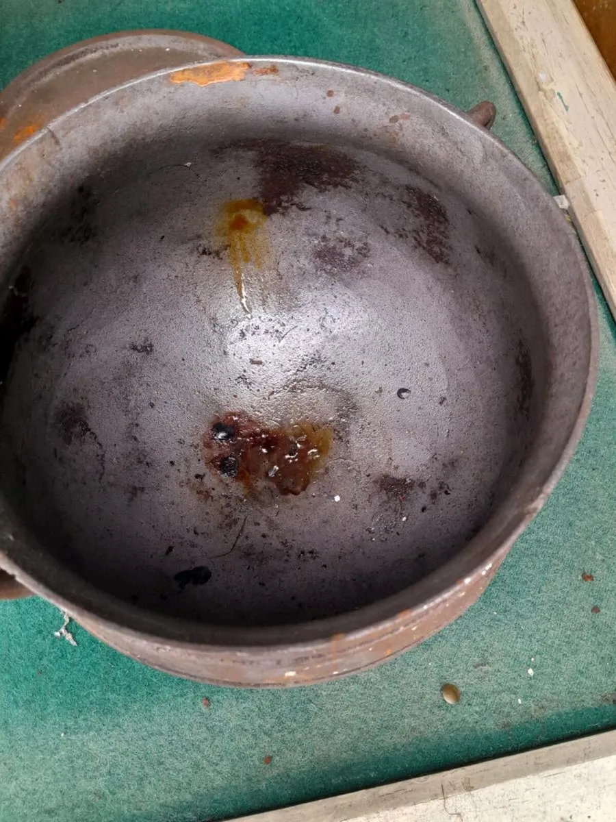 Old 2 gallon skillet pot - Image 4