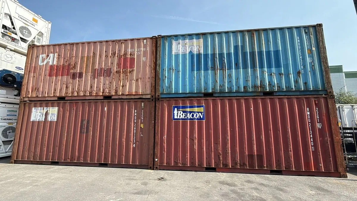 Used 20ft shipping containers - Image 1