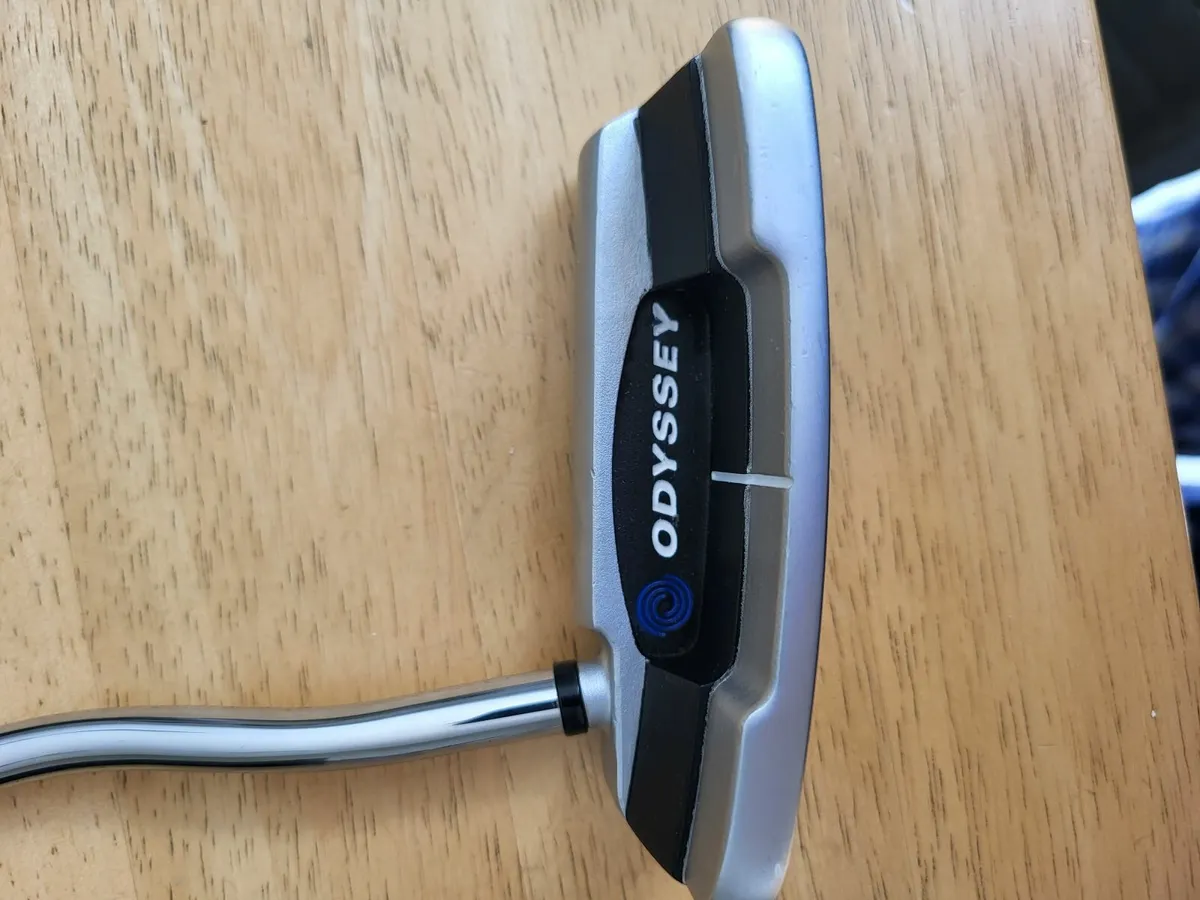 Odyssey putter in mint condition with headcover. - Image 1