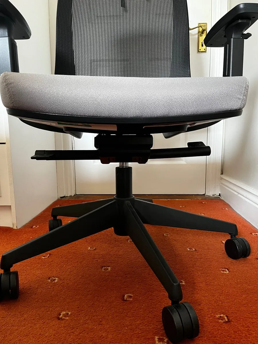 Great Value Office Chair - like new! - Image 4