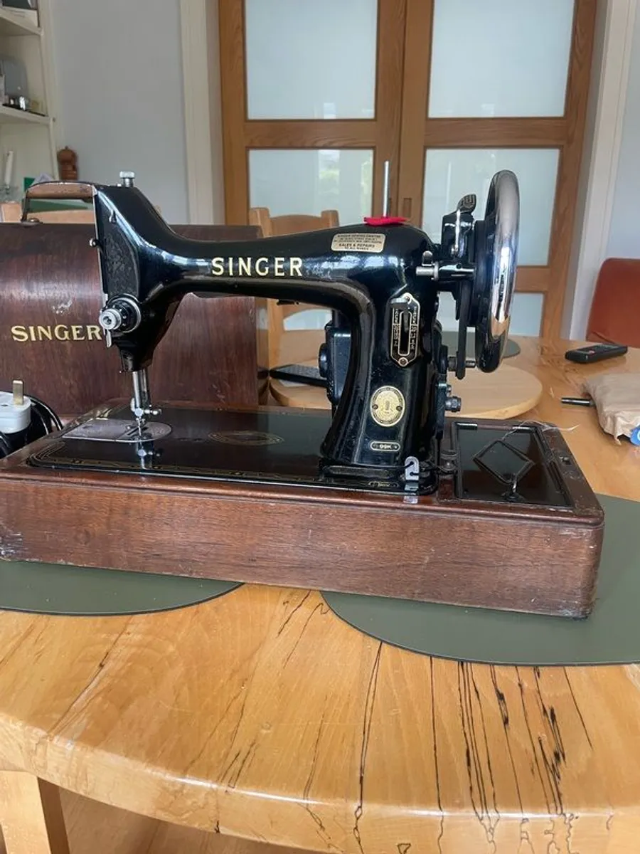 Vintage singer sewing machine - Image 1