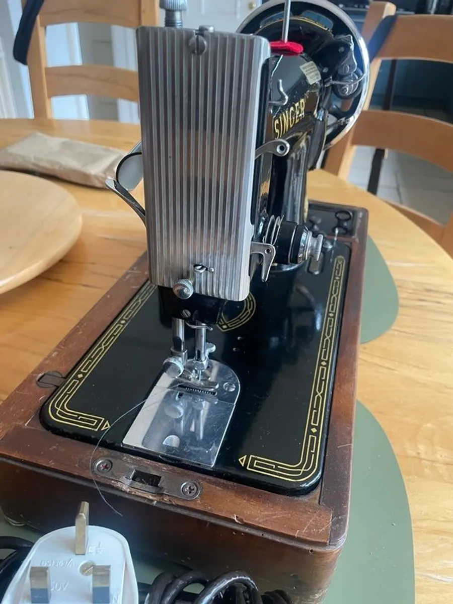 Vintage singer sewing machine - Image 2
