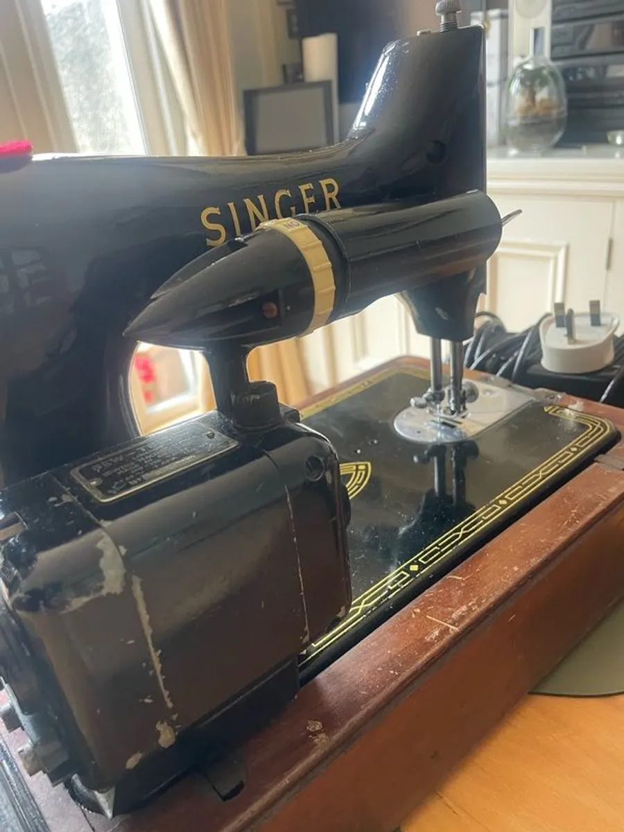 Vintage singer sewing machine - Image 3