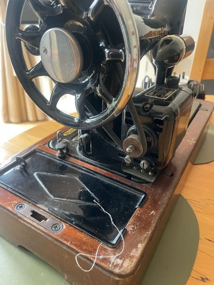 Vintage singer sewing machine - Image 4