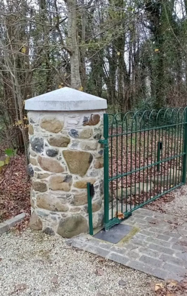 Stone pillars - Image 4