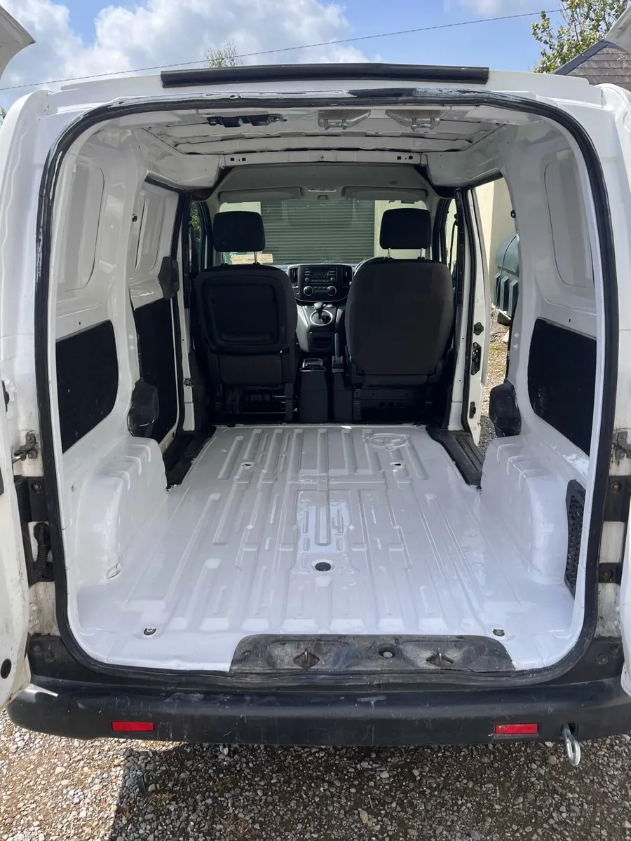 like new condition Nissan NV200 - Image 2