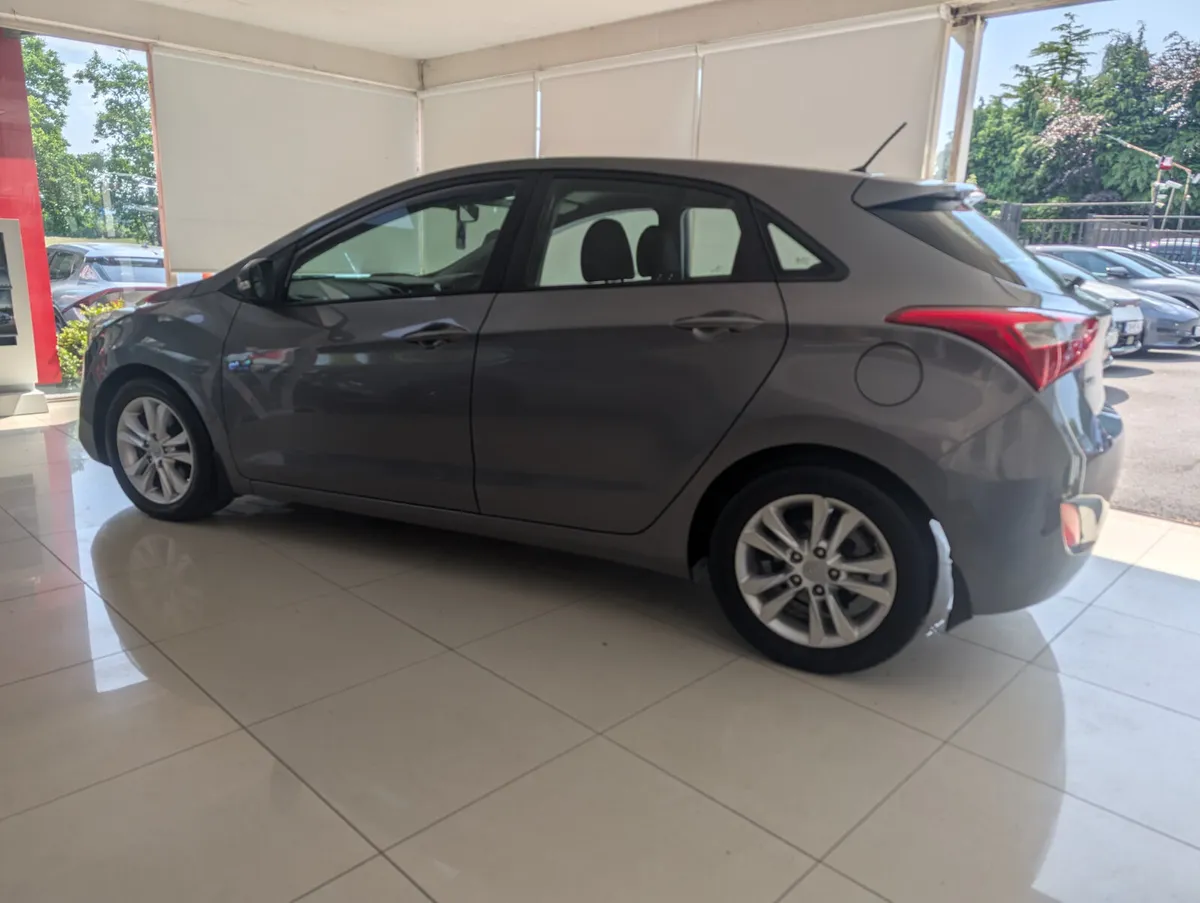 Hyundai i30 1.6 Plus 5DR - Image 2