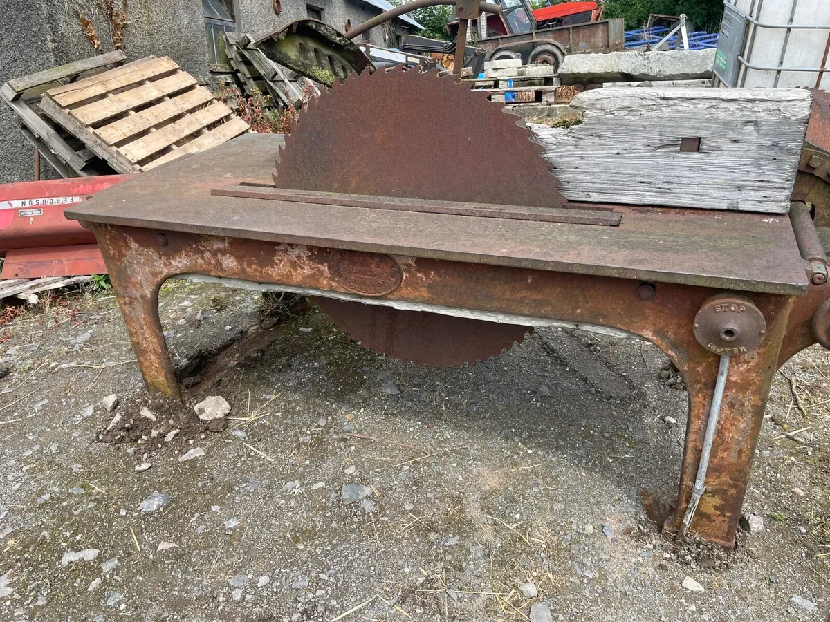 Circular Saw, horse sprayer and oil cabinet - Image 1