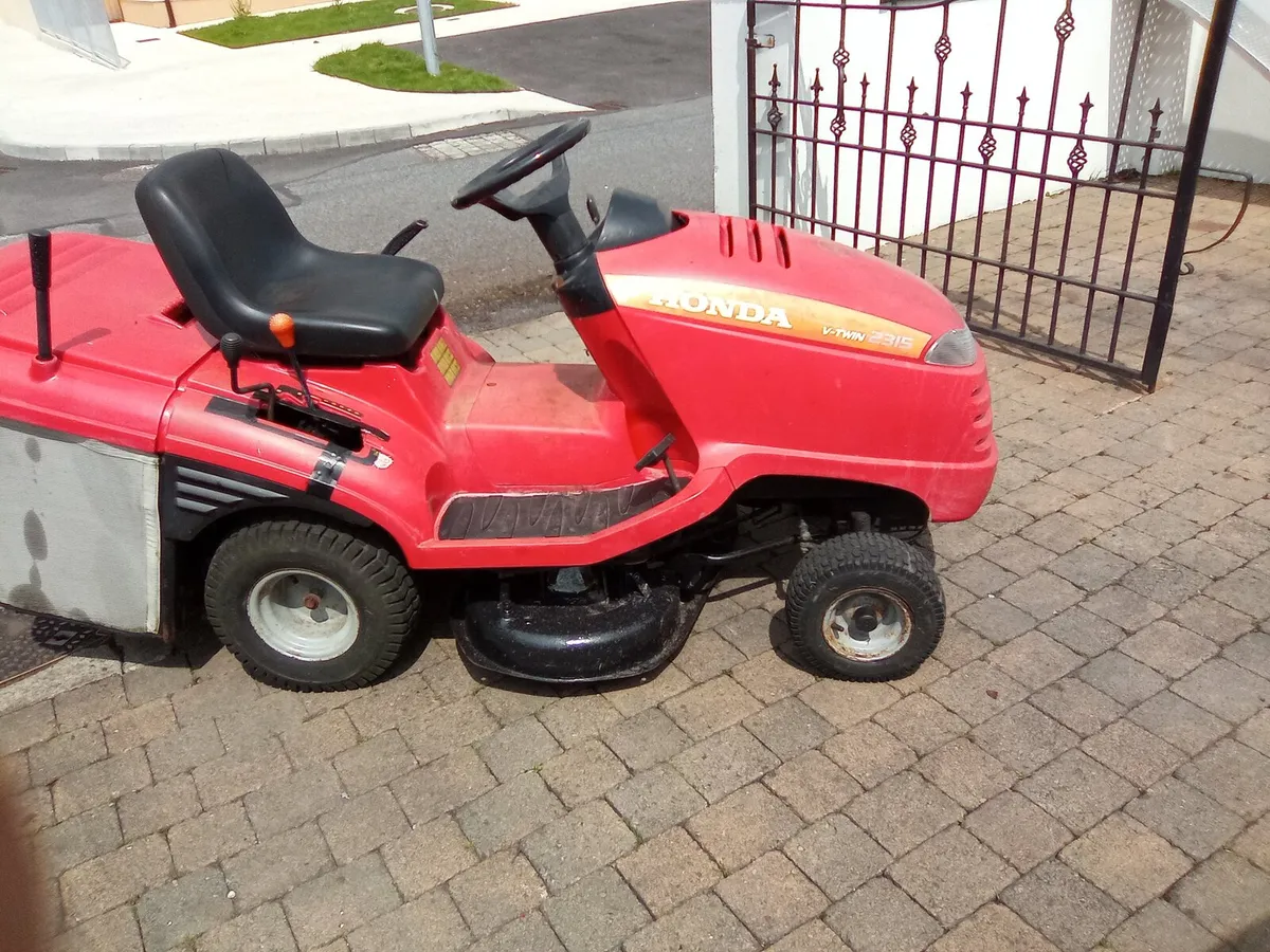 Honda ride on lawnmower - Image 1
