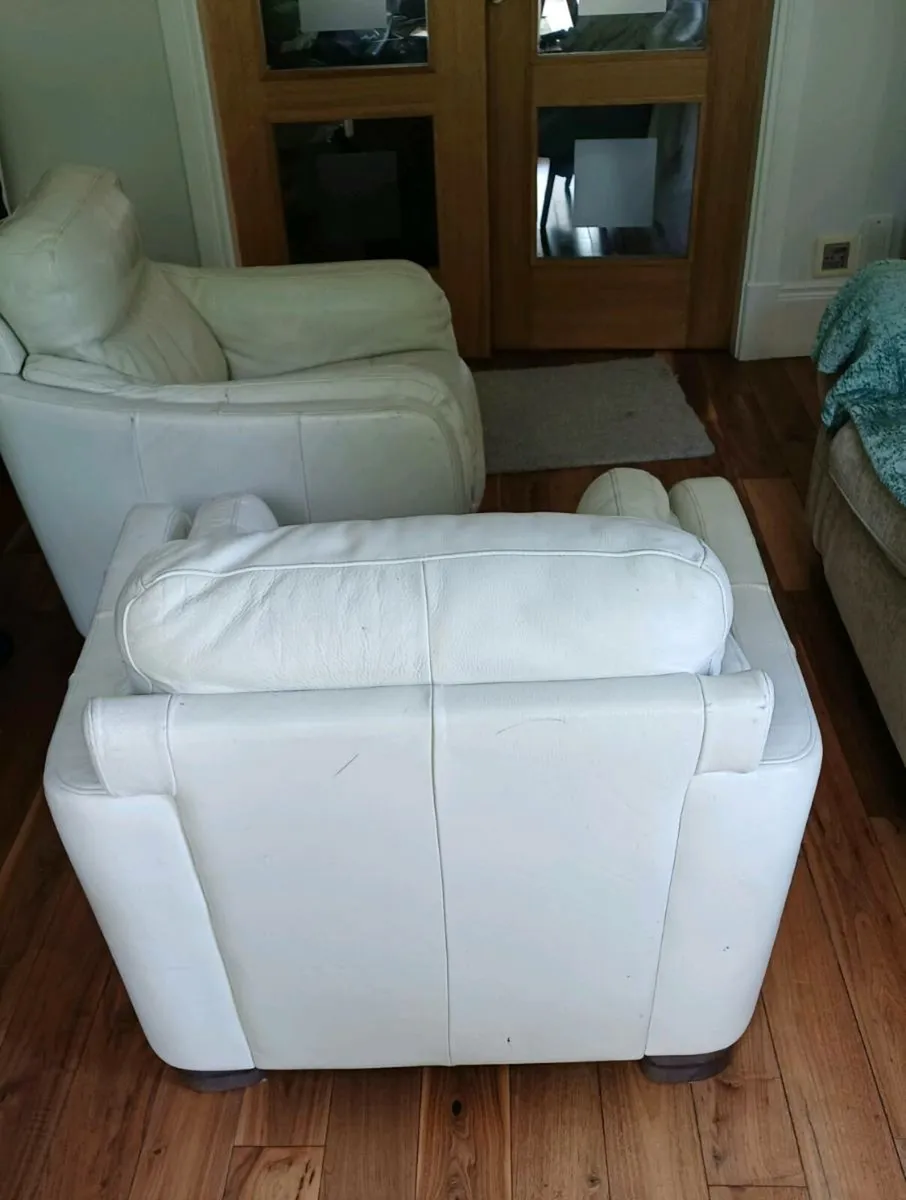 Pair of white leather Sofitalia armchairs - Image 3
