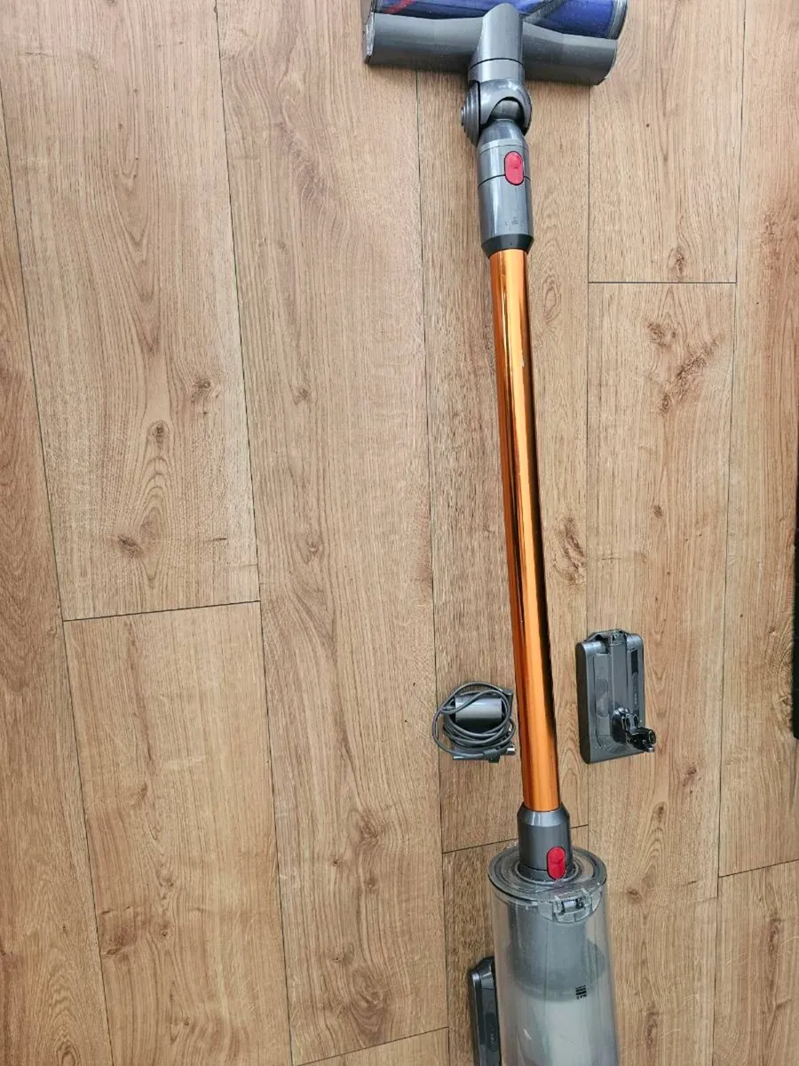 Dyson V10,excellent condition - Image 1