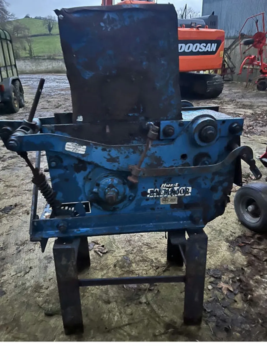 Hunt corn roller