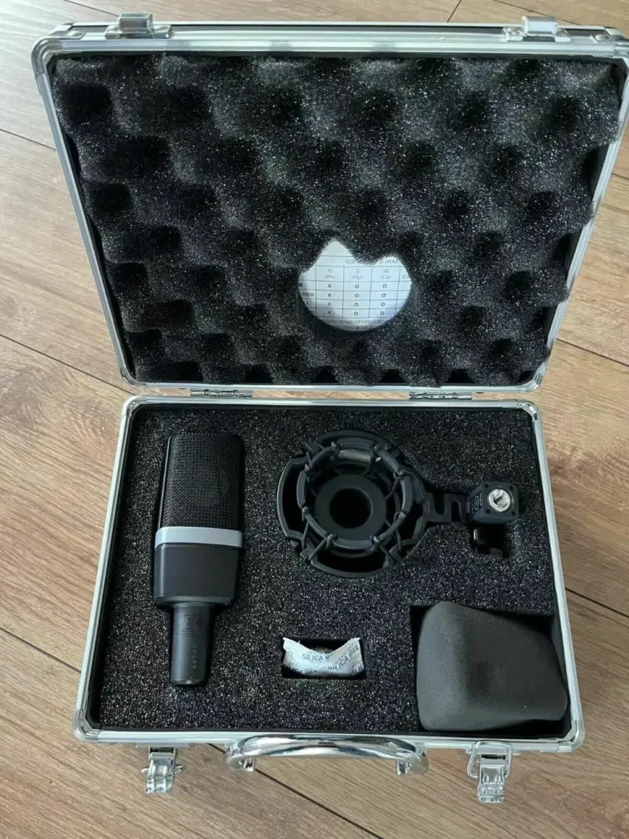 AKG C214 - Professional Studio Microphone in Case - Image 1