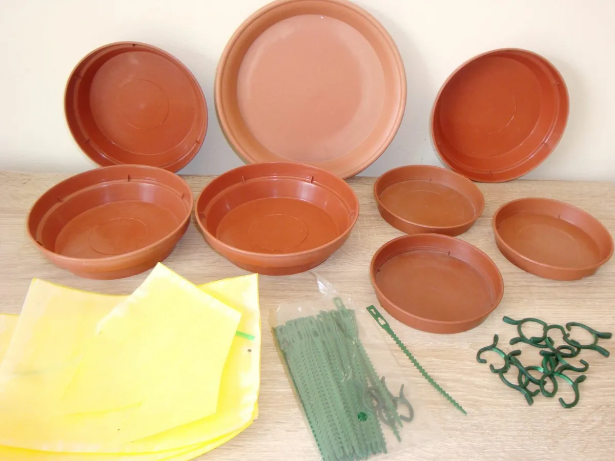 Bundle of flower pot saucers and more - Image 1