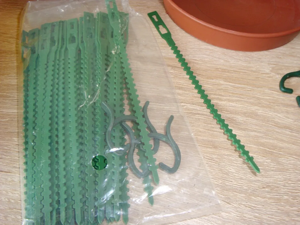 Bundle of flower pot saucers and more - Image 3