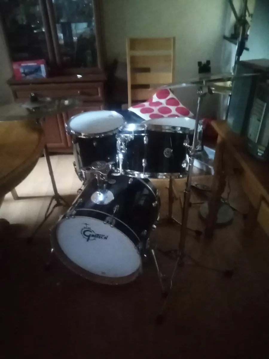 Drum kit and cymbals - Image 2
