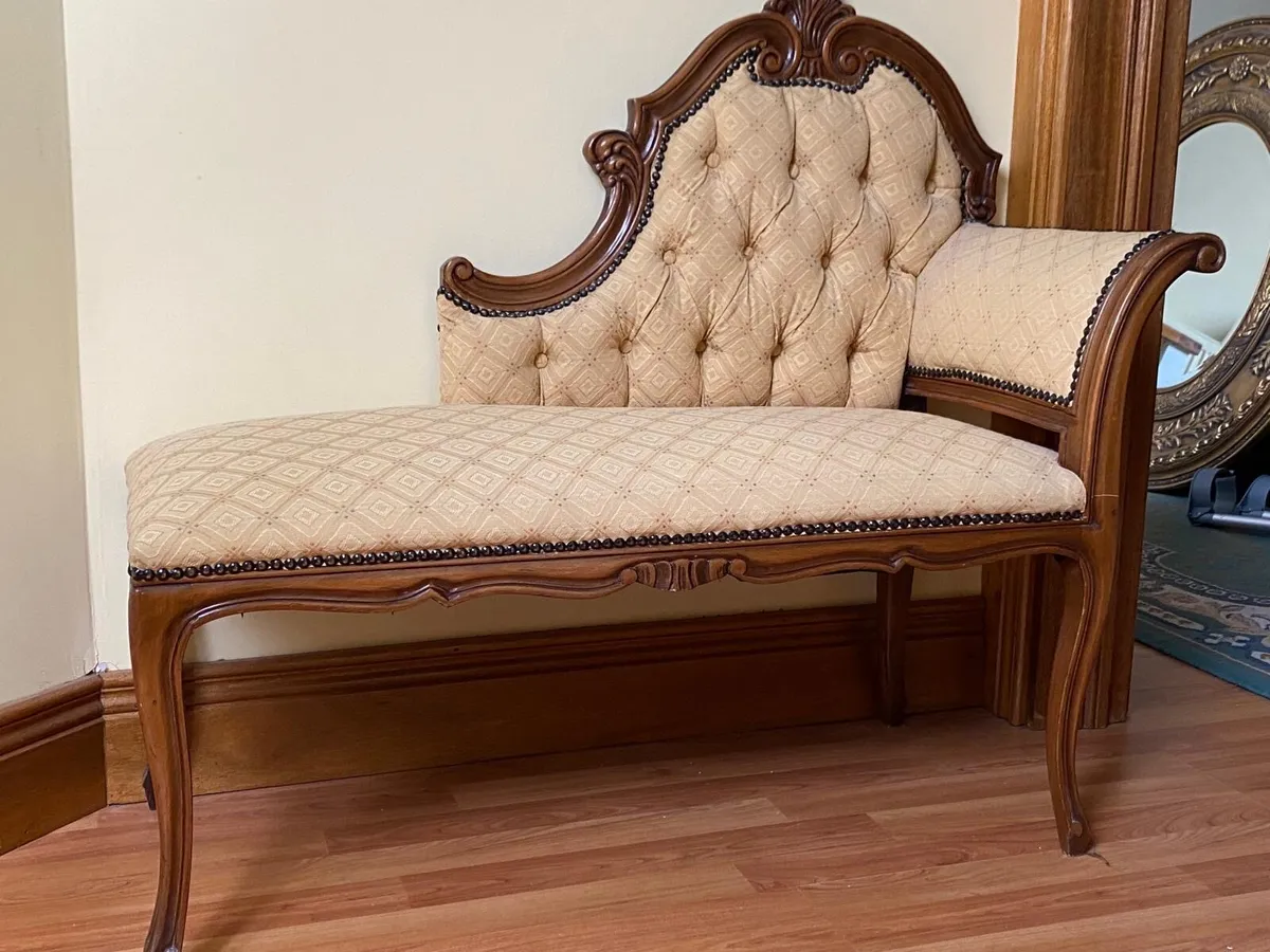 Hall seat