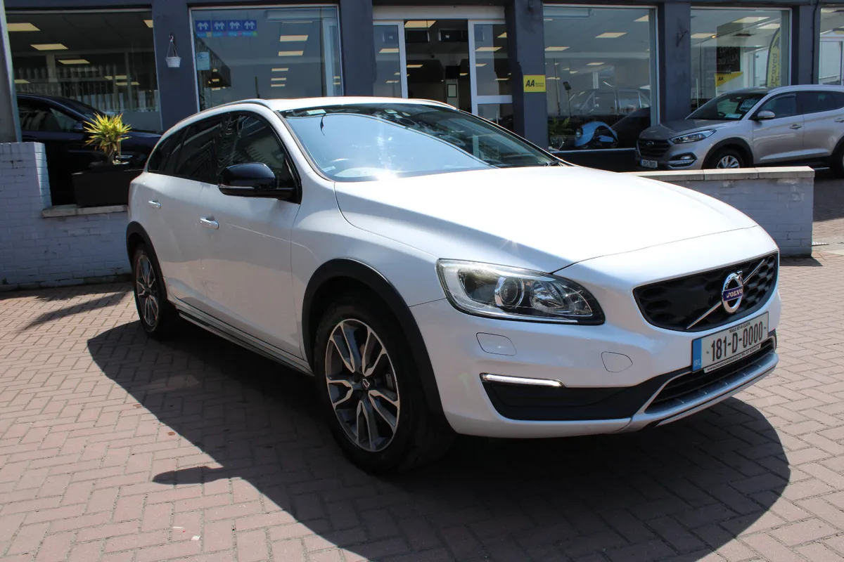 VOLVO V60 2.0D4 CROSS COUNTRY 5DR ESTATE AUTOMATIC - Image 1
