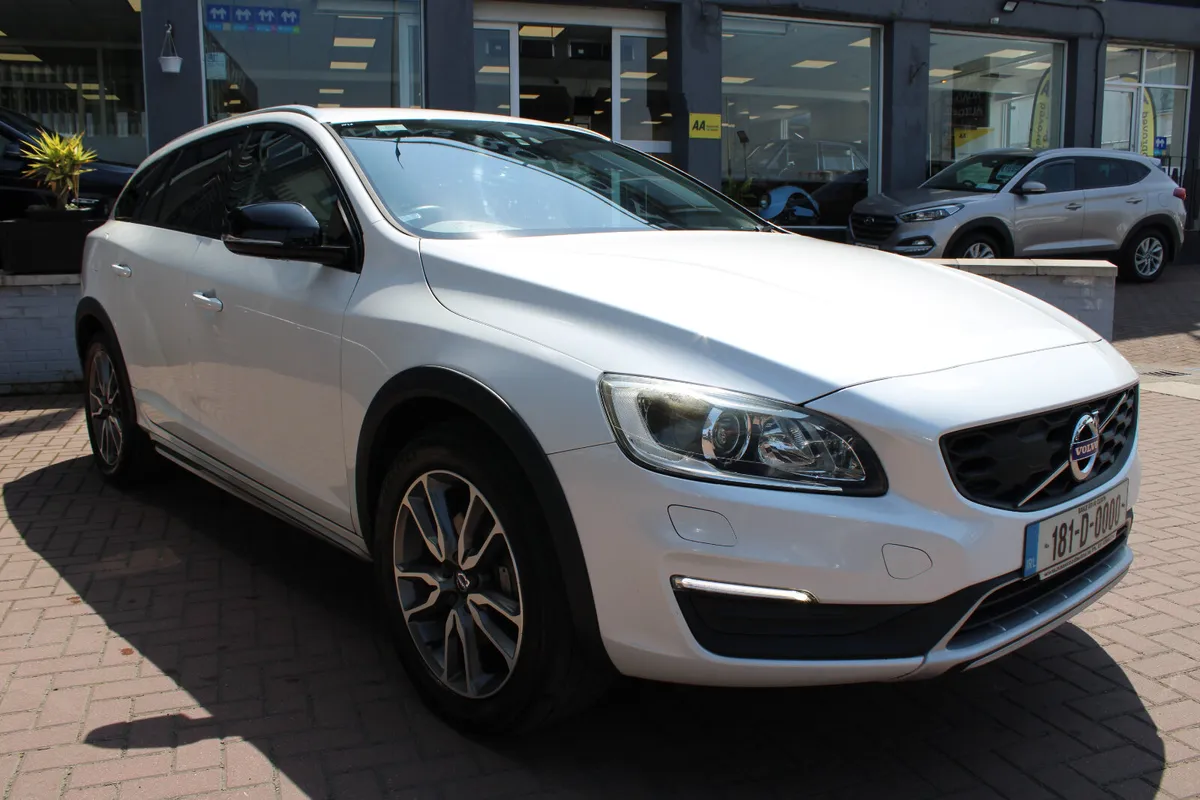 VOLVO V60 2.0D4 CROSS COUNTRY 5DR ESTATE AUTOMATIC - Image 2