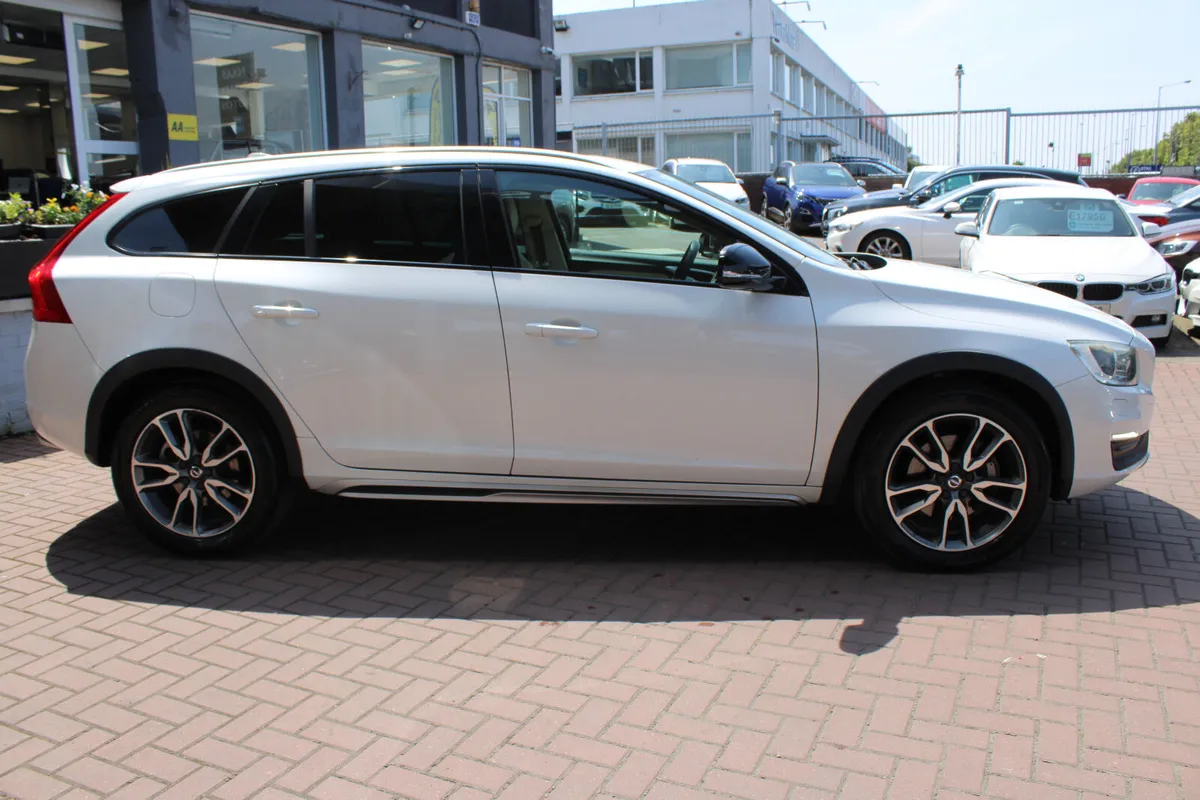 VOLVO V60 2.0D4 CROSS COUNTRY 5DR ESTATE AUTOMATIC - Image 3