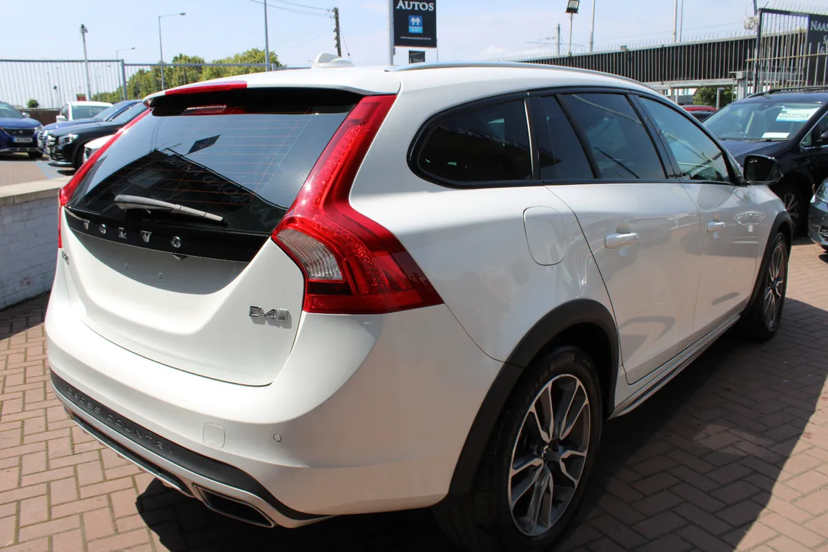 VOLVO V60 2.0D4 CROSS COUNTRY 5DR ESTATE AUTOMATIC - Image 4