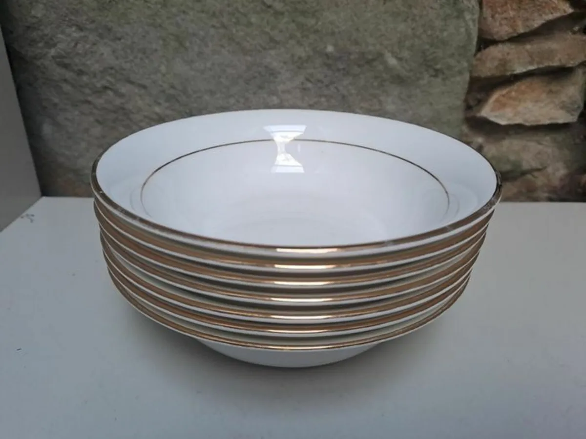 7 Elizabethan white and gold bowls - Image 1